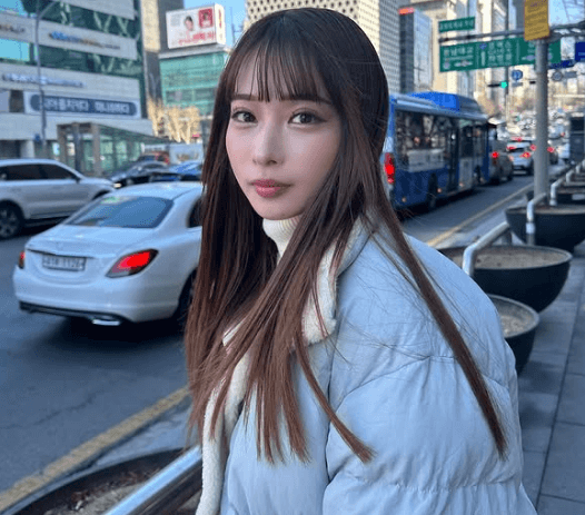 「脚長くて細い、オーラが違う！」国宝級美女ドラマー、”街角美少女風・美の結晶ショット”を海外で披露！反響続出