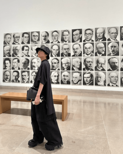 「美術館探しがち」板垣李光人、らしさ全開全身黒コーデが話題！