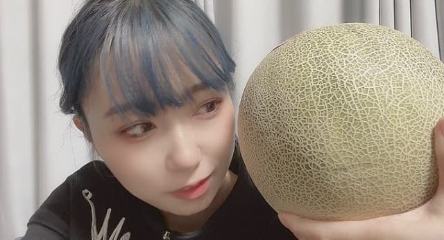 声優 小林愛香が巨大メロンとの2ショットを公開！不思議そうな表情がカワイイ♪