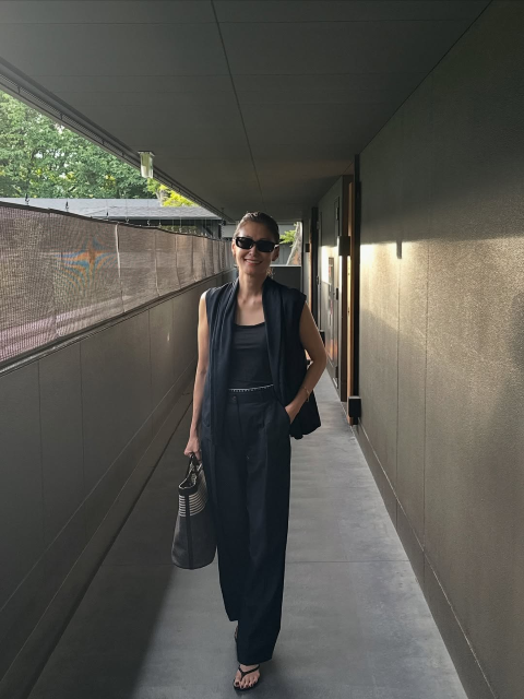 モデルオーラ全開ショットがカッコ良すぎる！46美魔女モデル、シックに決めたパンツコーデでファン魅了！