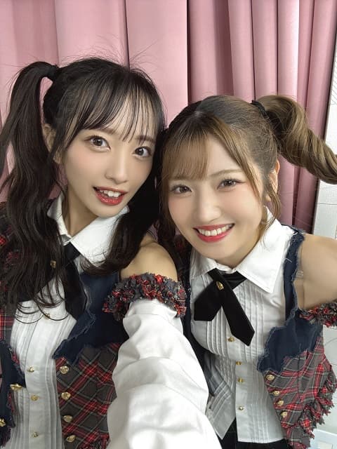 向井地美音がAKB48のみんなをツインテールに！？お揃いの髪型で仲良し団結ショットを披露！