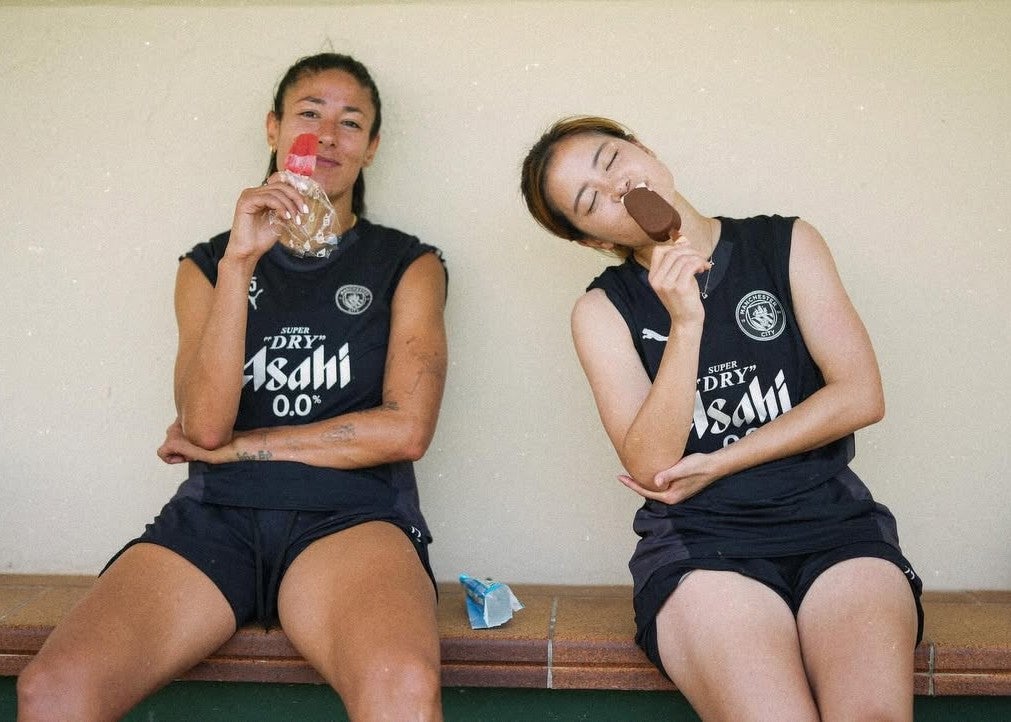 マンチェスター・シティWFCの長谷川唯、スペインキャンプの様子を投稿！アイスを食べながらのリラックスショットも話題に