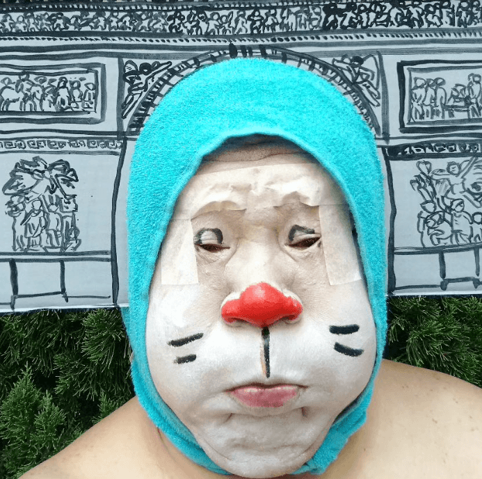 石塚英彦、ユニークな凱旋門コスプレを披露！ドラえもんネタでファンを笑わせる