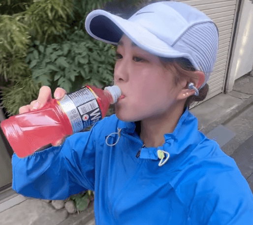 「ほんとはビール飲みたい…」スマイル美女ランナー、ファンが見惚れる”ラン中のドリンキング・ムービー”を披露！「ビィーナスビューティー」
