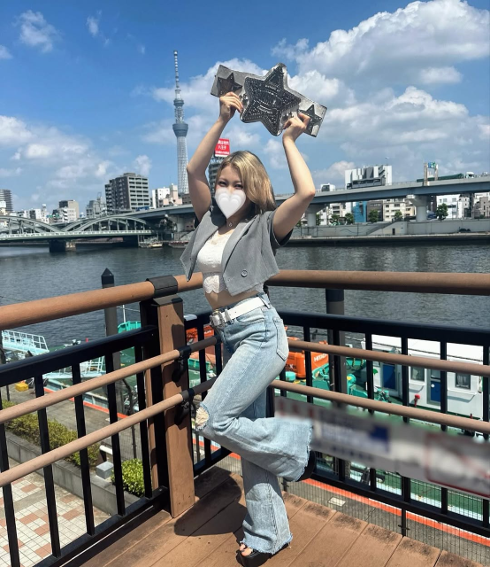 へそチラスタイルでパシャリ！"人気覆面レスラー"スターライト・キッド、スカイツリーバックのスマイルショットにファン歓喜！