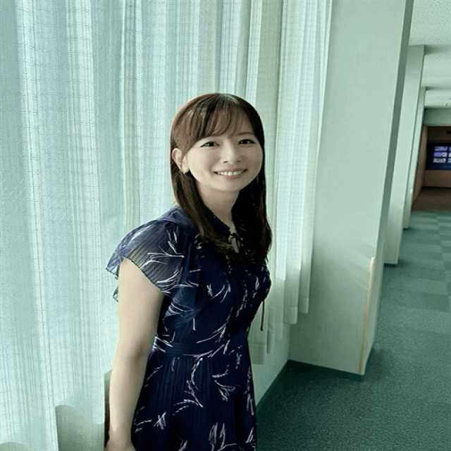 皆藤愛子、名古屋へ。ディープブルーの腕元シースルーワンピで上品に