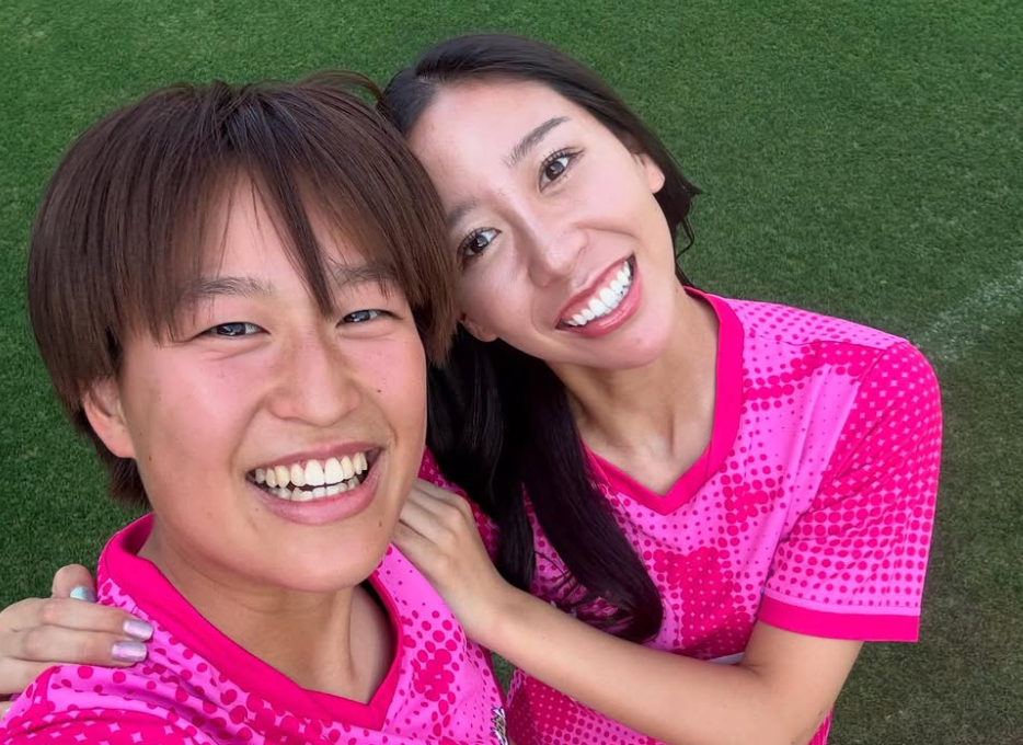 キャプテン脇阪麗奈、ユニフォーム姿で仲間とピース！