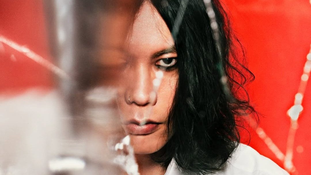 この目ヂカラ、ただごとじゃない…話題の“あのアーティスト”が再降臨