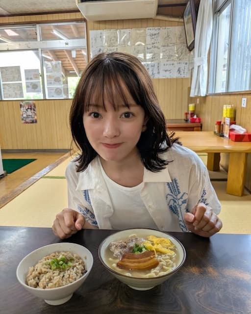 「セットアップも夏っぽくて良いですね」女優・柳生みゆが沖縄でのオフショットを公開