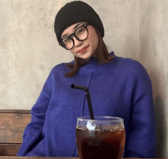 「こんな格好もします」美女バレーボーラー、眼鏡姿のカジュアルコーデにファン拍手喝采！「かわいい～」