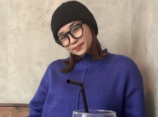 「こんな格好もします」美女バレーボーラー、眼鏡姿のカジュアルコーデにファン拍手喝采！「かわいい～」