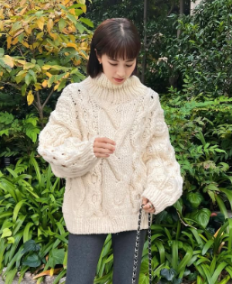 安田美沙子、展示会コーデが話題！手編みニット＆新バッグにファン絶賛