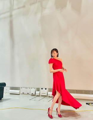 美しすぎる38歳...  あの大女優が美脚とデコルテを大胆に披露  スタイルの良さにファン驚愕