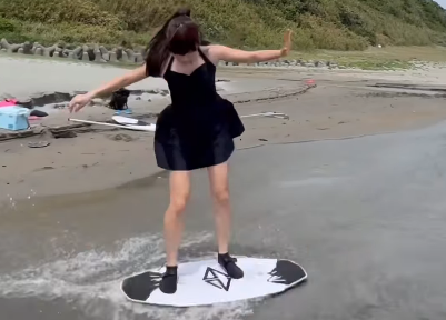 美女スキムボーダー・ゆきりんご、クールなコスチュームで”映えすぎ・ライディングムービー”を披露！ファン拍手喝采