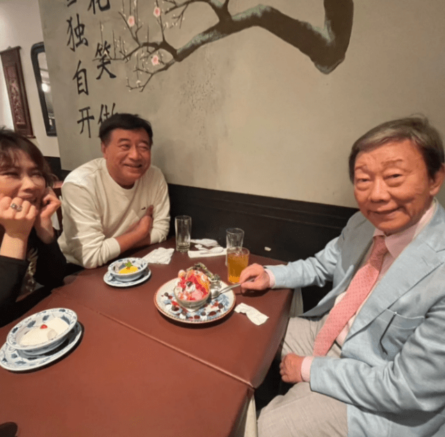 「無邪気な橋さんに私もニッコニコ」夢グループ歌手・保科有里、社長＆橋幸夫と笑顔で中華ディナー