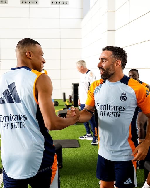 エムバペが新天地であの選手と固い握手