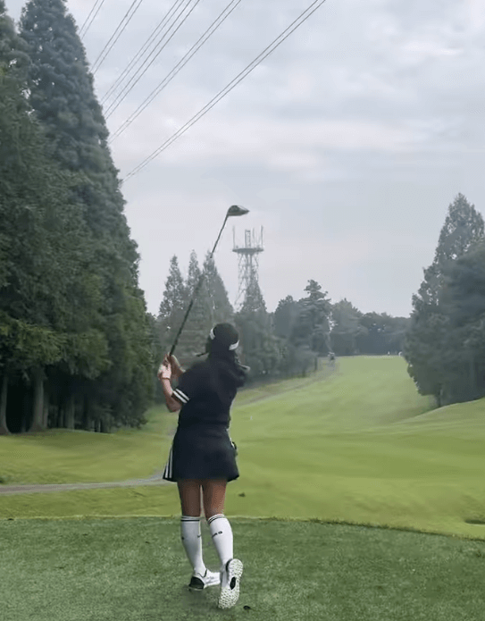 元グラドル・あおい夏海、ティショット大成功！ムービーで見せた姿が可愛すぎと話題に