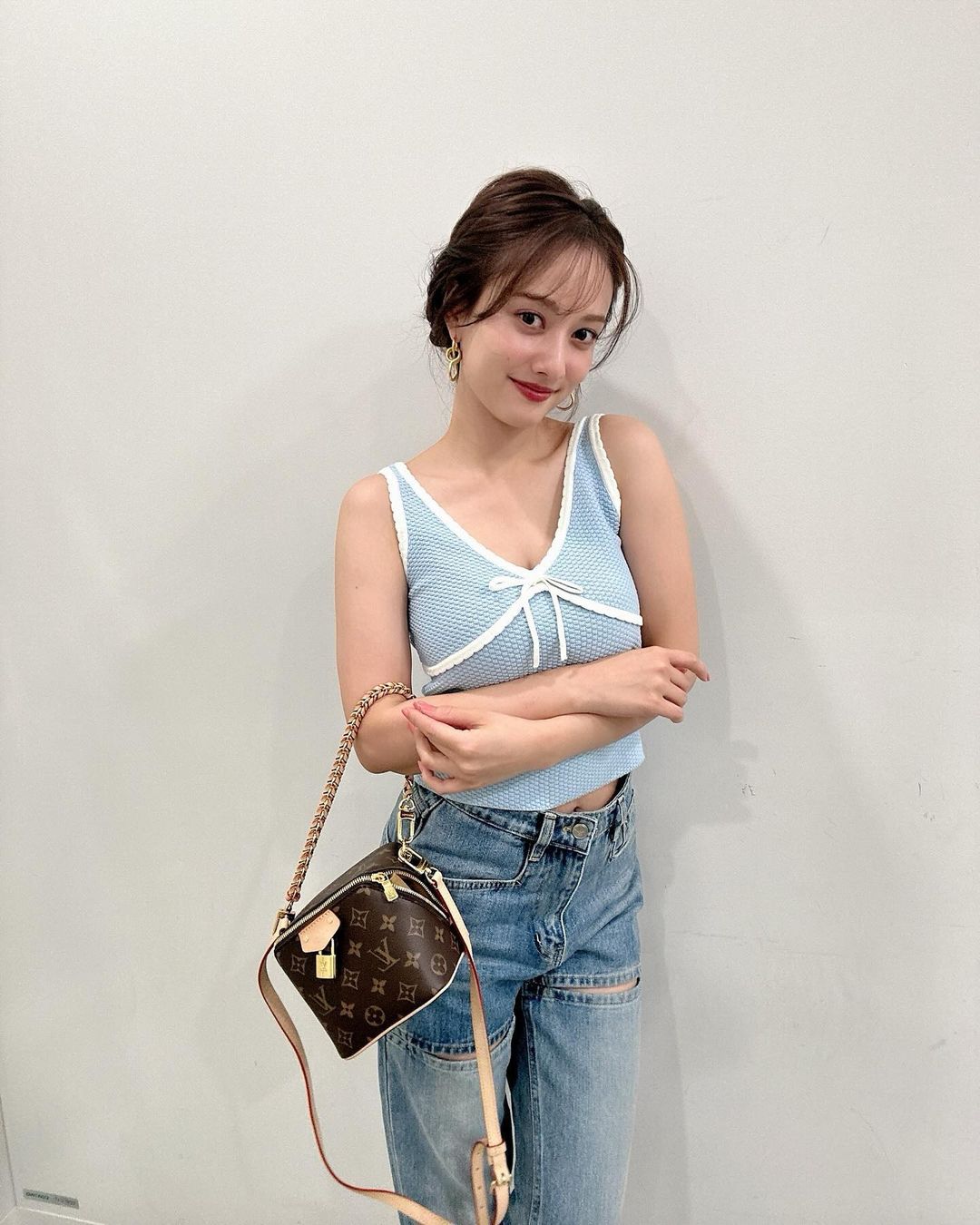 ファン歓喜！谷まりあ 夏らしいノースリーブコーデを披露