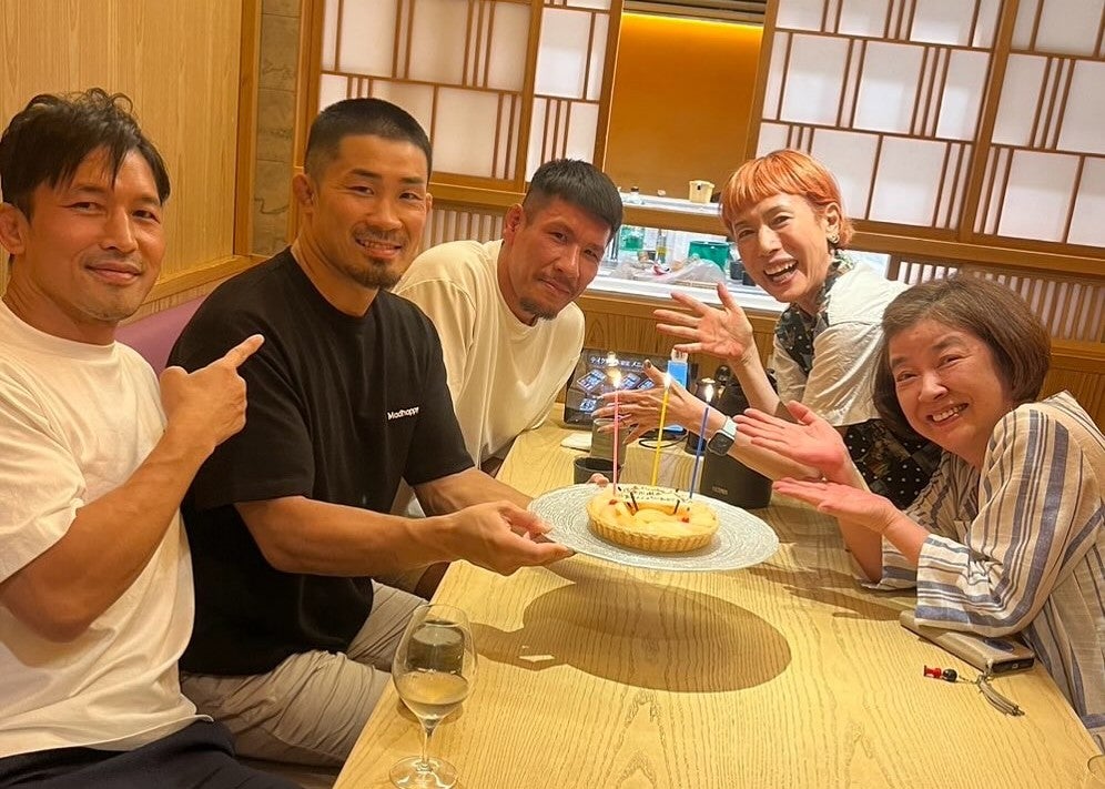 岸本加世子、芦田崇宏の誕生日を仲間と祝福！宮田和幸や久本雅美らと笑顔の集合ショット