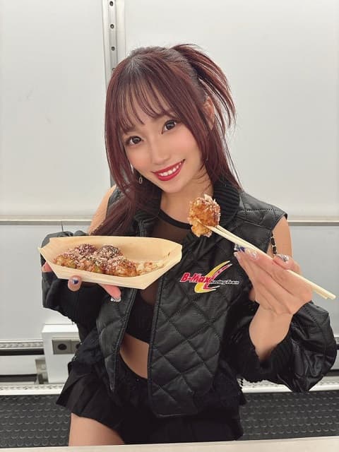 レースクイーン 霧島聖子が美味しそうな”サーキットめし”の写真を投稿！ファン「〇〇持っててもかわいいなぁ」
