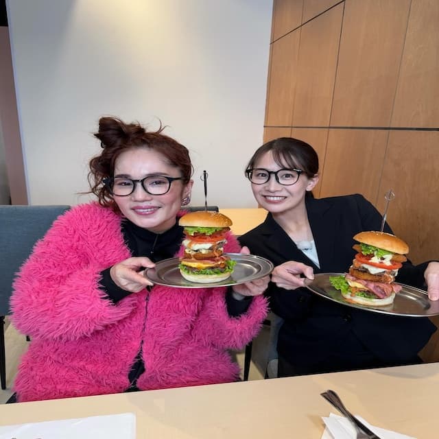 メ～テレ美人アナ出演の『ドデスカ！』、「ガッガッギュッ」と食べるハンバーガーを紹介！