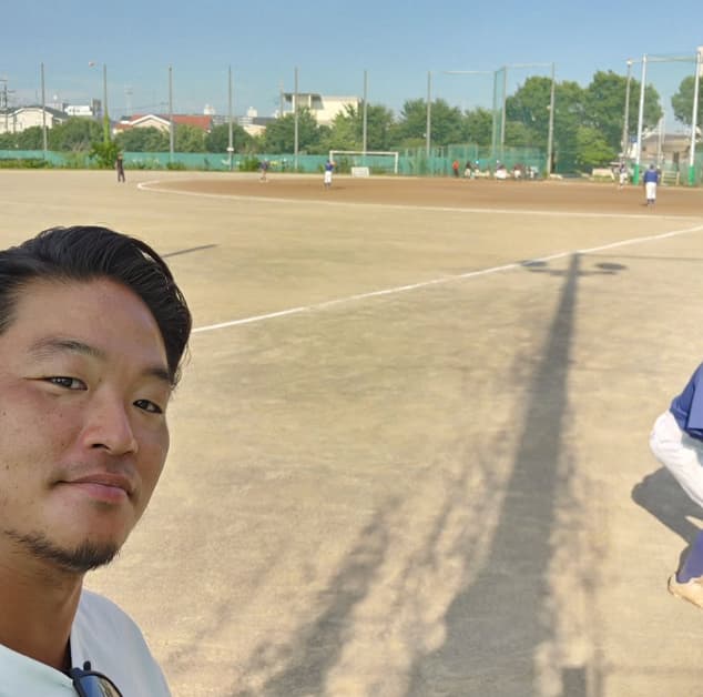元プロ野球選手・近藤一樹、高校野球の現場を訪れ高校球児を指導！母校の甲子園ベスト4進出に激励の言葉も送る