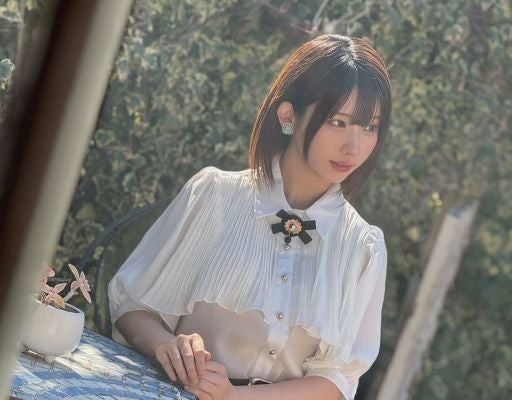 えなこ、『ヤングアニマル』表紙で魅せた気品のモーニングカット。静かな光に包まれた優雅なワンシーン