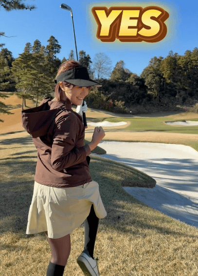 「YES！！」可愛い＋面白いが融合した美女ゴルファー、”誉れミニスカ姿のアイアンショット”動画に大反響！「リピート必至だ」