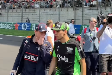 レッドブルF1、マックスが“ルーキー収集家”に？話題の微笑ましい瞬間を公開