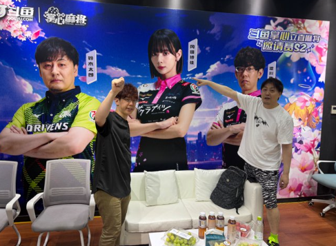 岡田紗佳、麻雀チーム「渋谷ABEMAS」のメンバーと上海へ！ファンに近況報告