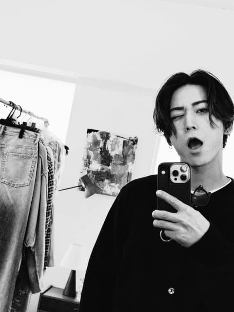 「楽しかったぁー」亀梨和也、久しぶりのインスタライブ後にセクシーなウィンクショット!