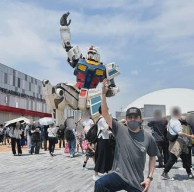 山下健二郎、ガンダムと完全シンクロ。万博で炸裂した少年心と全力ポージング