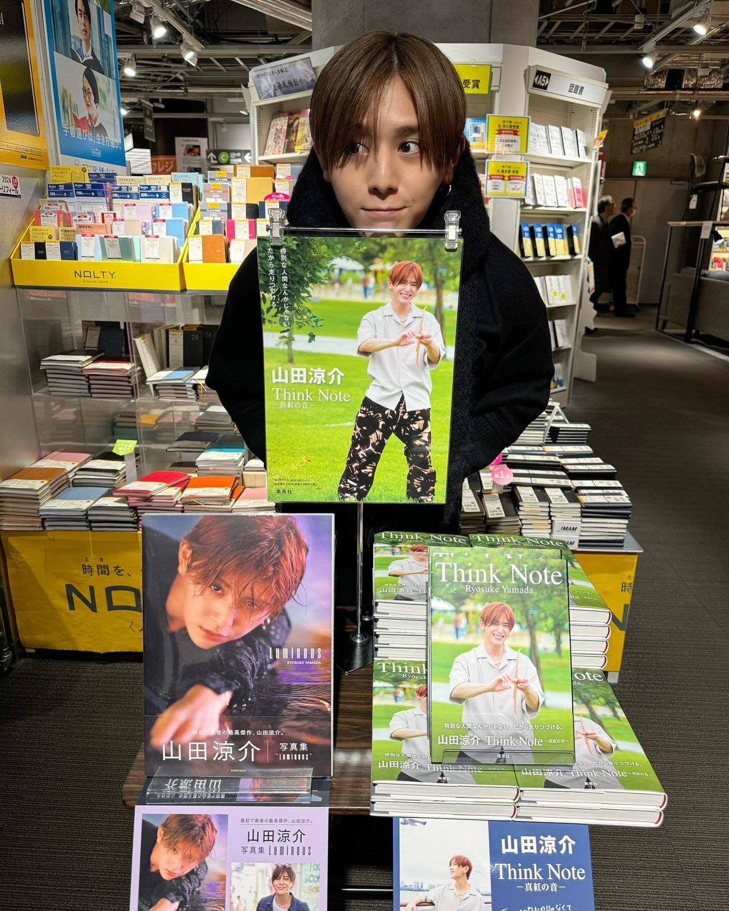 山田涼介が自身の写真集、単行本を発売👀