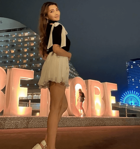 「スタイル抜群ですね」アラフィフの美人社長、”クレイジーポーズ・キメショット”にファンガッツポーズ！「とても美しくて、素敵です」