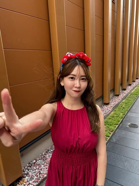 「これは素敵すぎる！」小嶋陽菜が”ミャクミャク”グッズを着けた姿にファンから絶賛の嵐！
