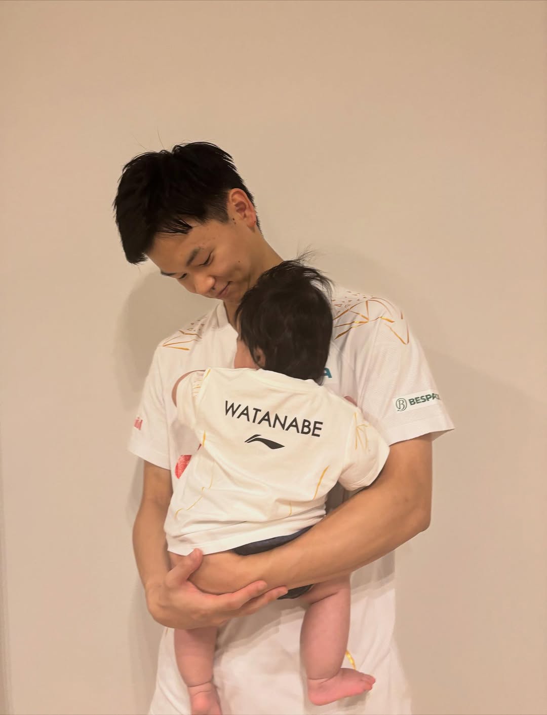 渡辺勇大、“親子ショット”公開にファン感動　優しいまなざしに「癒やされる」「幸せそう」