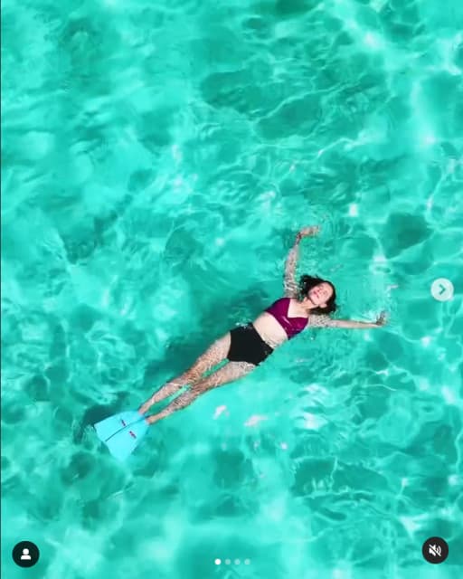 スザンヌ「ヨロンブルー」でプカプカ。涼し気動画インスタ投稿が話題