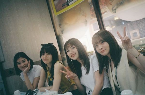 山本舞香が韓国の思い出オフショットを多数公開！「焼肉食べてるだけでも絵になる🥲︎」