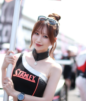 日南まみ、雨の週末も笑顔で応援！レースクイーン姿にファンがメロメロ！！