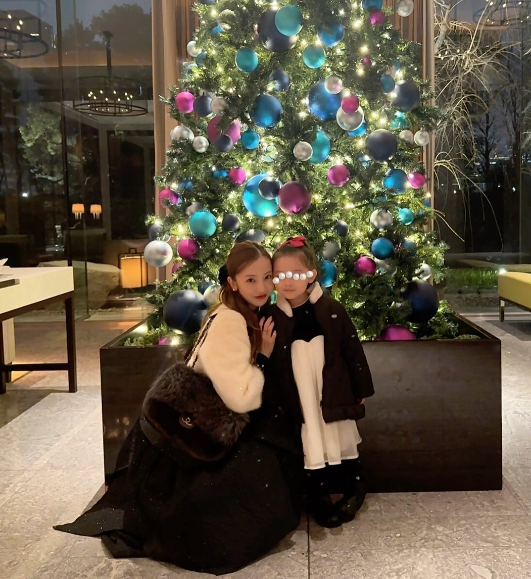 板野友美、クリスマスツリー前の1枚に多くの反応