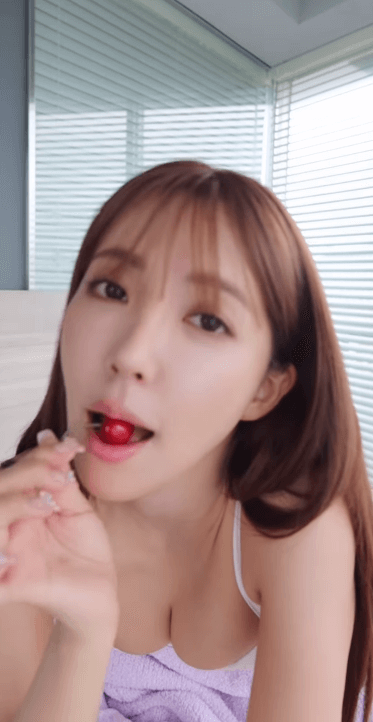 三上悠亜がベッドで”さくらんぼ”を唇に近づけ…とろけるムービー公開でファンは秒で恋落ち
