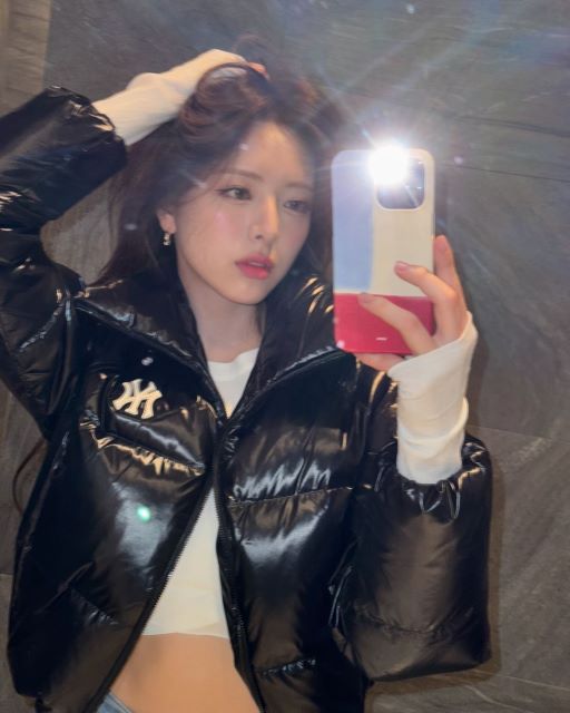 ITZY・ユナ「髪をかき上げCOOLな視線」でファンのハート撃ち抜く！