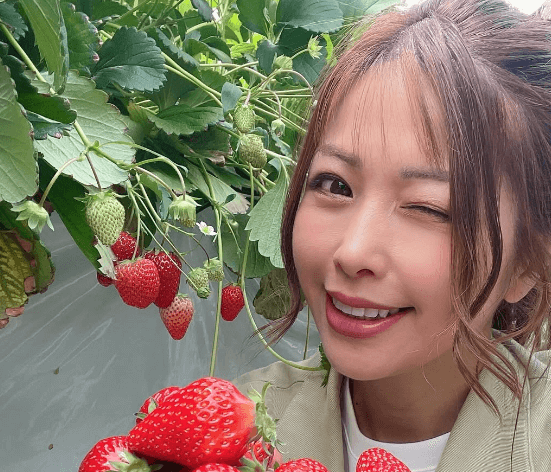 「美しい、とても可愛い」ゴルフ美女子、INいちご狩り！摘みたてもぎたて・ウインクショットにファンメロメロ