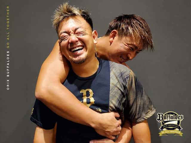オリックス1000安打達成の森&ラオウの仲良しショット📸