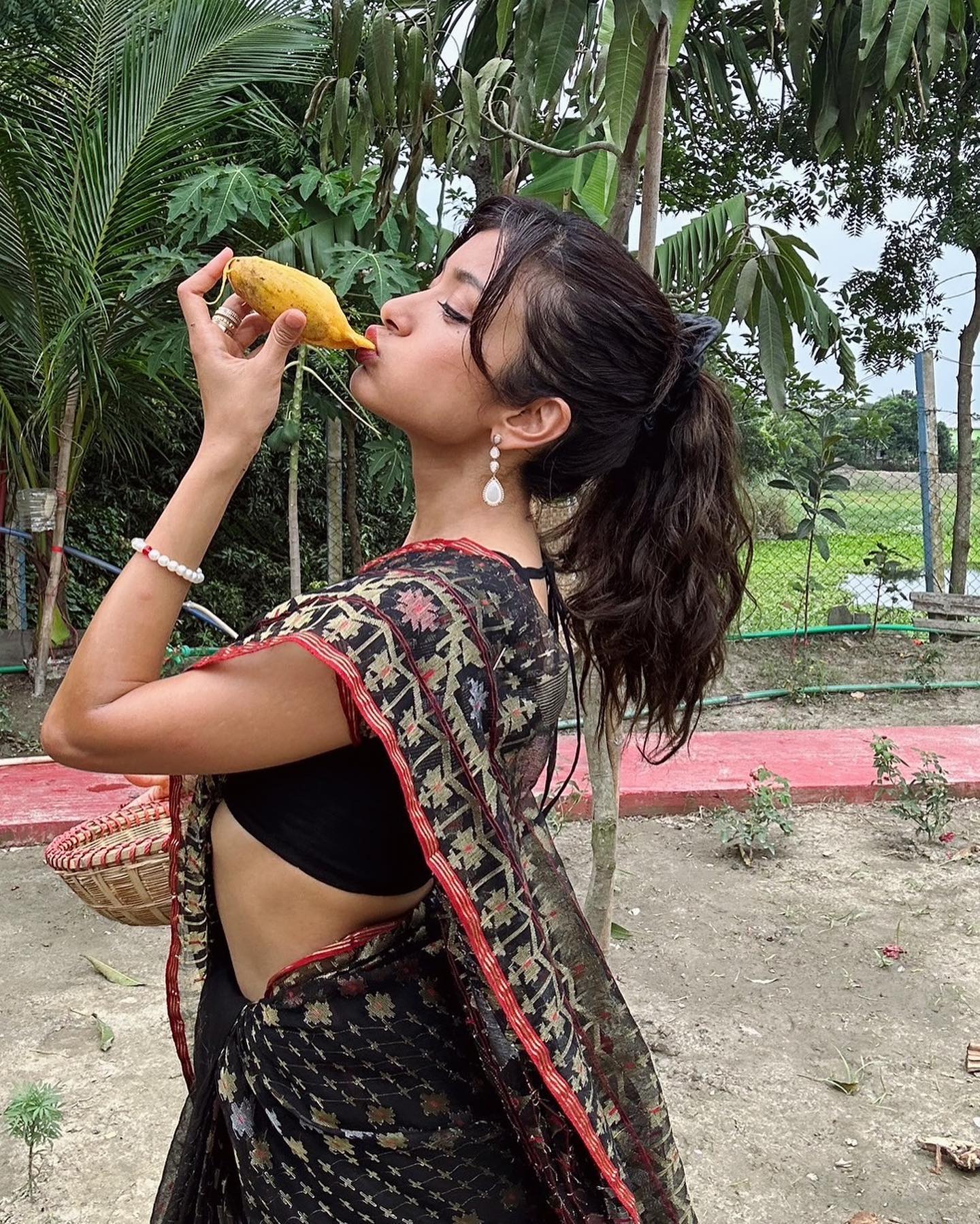 ローラがお姫様⁉︎南国の空気に包まれた姿が超キュート💕