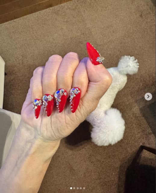研ナオコ「レッドのド派手ネイル」をインスタ公開！
