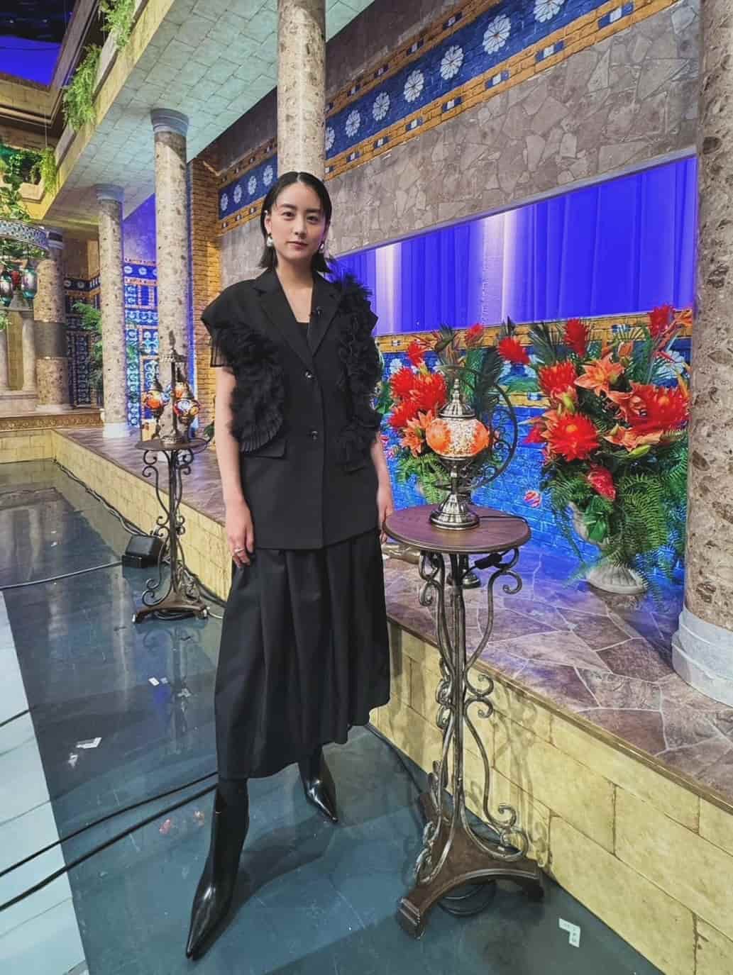 「人妻とは思えない美貌」女優・山本美月が全身ブラックできめたスタジオ収録オフショットを公開