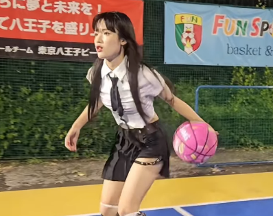 バスケ美女子、ネクタイ＆ミニスカ姿で披露した”情熱の3ポイントシュート”！白熱のコートムービーにファン注目の眼差し