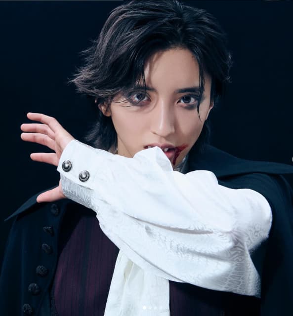 なにわ男子　ハロウィンで道枝駿佑がヴァンパイアに変身　「血を差し出させてください」‬‪