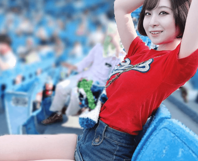 「さすがカープ女子じゃのう〜」人気モデル、野球女子モードに！”観客席ショット”がキュートだとカープファンメロメロ「かわいすぎ」